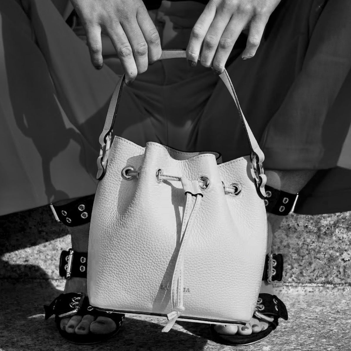 Lady Bucket Black